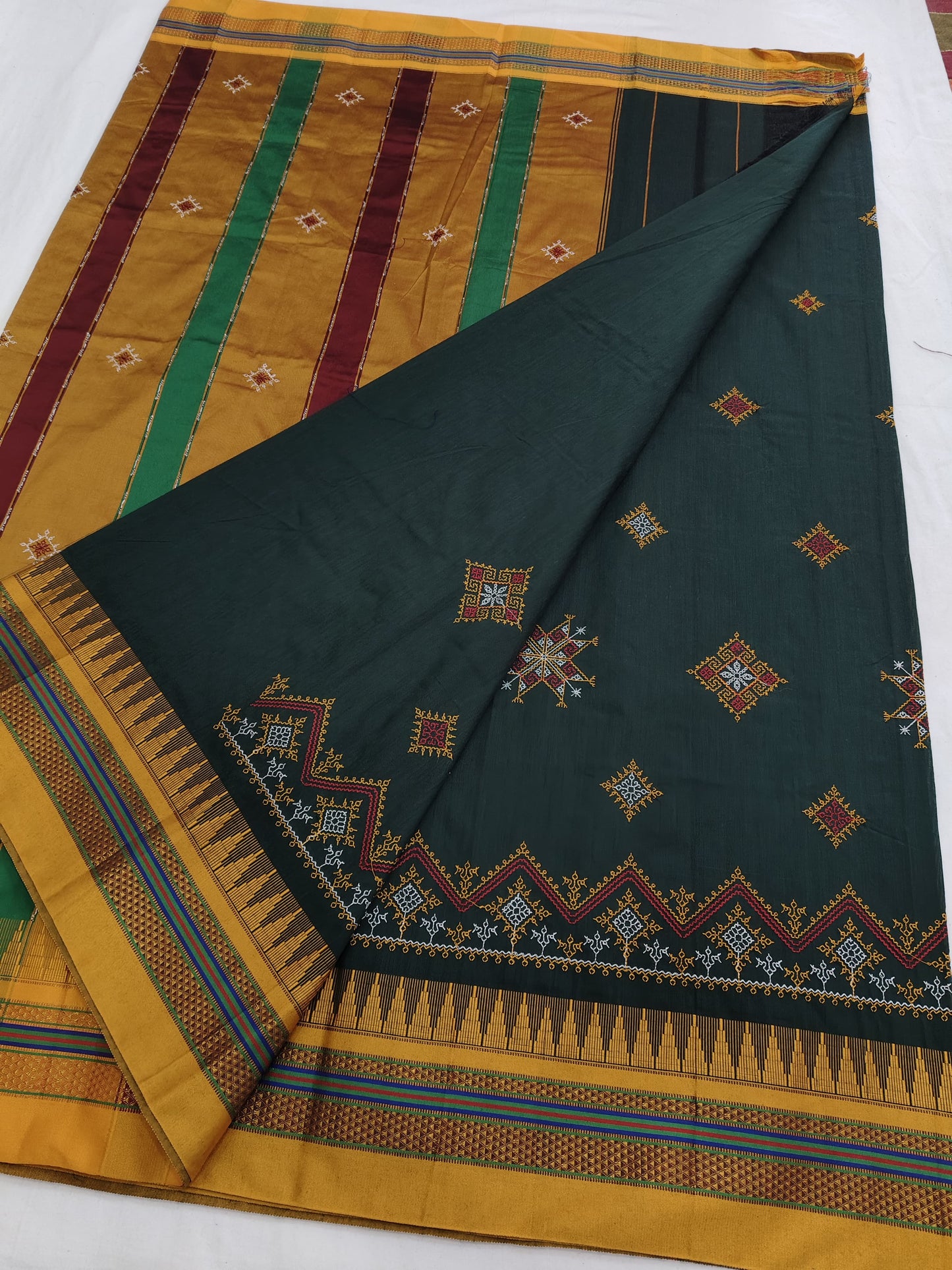 Dark Green Elegance Traditional Kasuti Saree