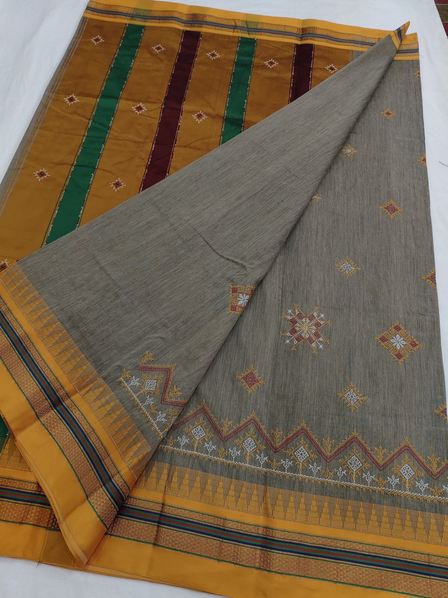 Elegant Gray Kasuti Work Ilkal Saree: A Stylish Choice